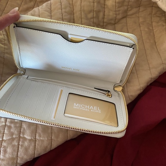 Michael kors wristlet - Picture 2 of 2
